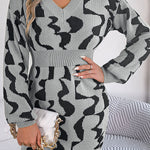 V-neck contrast color long-sleeved waist-hugging sweater dress