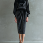 Women's Elegant Black Velvet Round-neck Long-sleeved Midi Dress