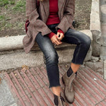 Mid-length buttoned small suit