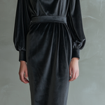 Women's Elegant Black Velvet Round-neck Long-sleeved Midi Dress