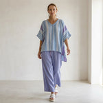 Carlotta – Elegant outfit: lavender and sky blue top with linen trousers