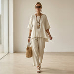 Beatrice – A comfortable and essential shirt, paired with wide-leg trousers